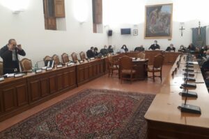 Paternò, il Consiglio comunale approva il Bilancio: a sorpresa l’opposizione vota l’immediata esecutività