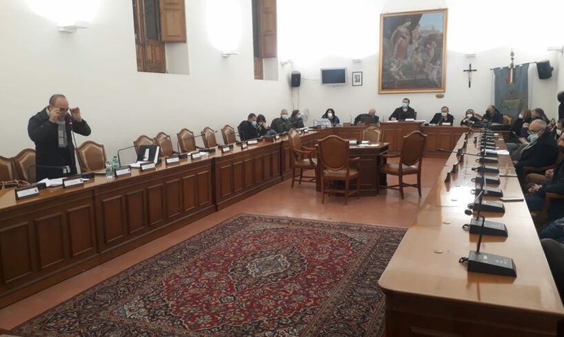 Paternò, il Consiglio comunale approva il Bilancio: a sorpresa l’opposizione vota l’immediata esecutività