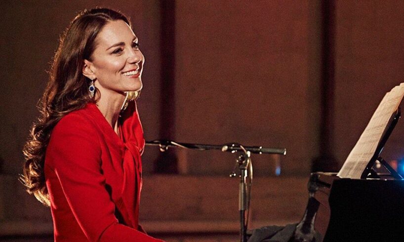 Al concerto di Natale la duchessa Kate Middleton suona il piano: struggente omaggio per i morti a causa della pandemia