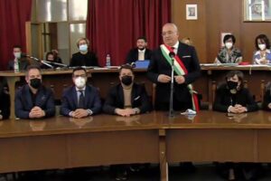 Adrano, al debutto del nuovo Consiglio comunale segnali di pace tra Mancuso e Pellegriti-Bulla