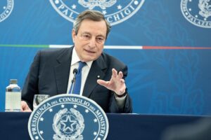 Covid, Draghi annuncia nuova stretta contro Omicron: mascherine all’aperto e booster a 4 mesi