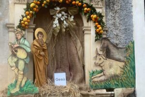 Paternò, rubata la statuetta della Madonna dal presepe dell’edicola di Santa Barbara: nei giorni scorsi il furto del bambinello
