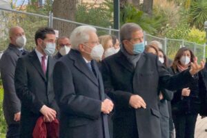 Regione, visita a sorpresa di Mattarella ai Giardini di Palazzo Orléans: fermata davanti al presepe artigianale (VIDEO)