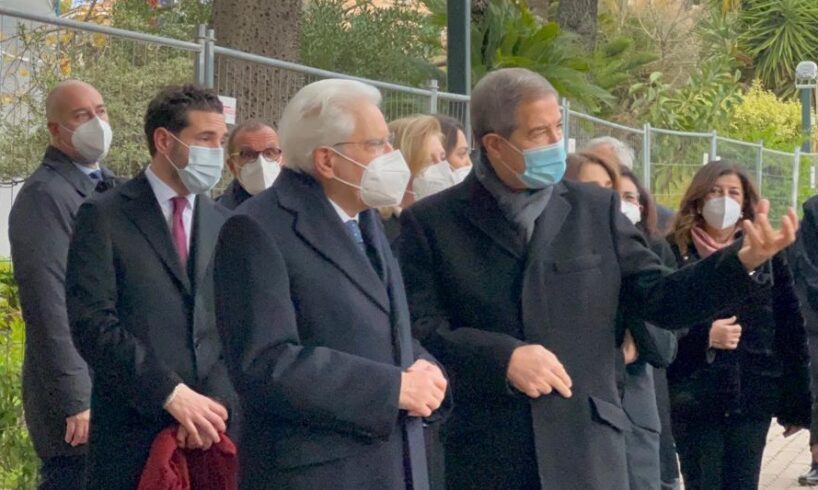 Regione, visita a sorpresa di Mattarella ai Giardini di Palazzo Orléans: fermata davanti al presepe artigianale (VIDEO)