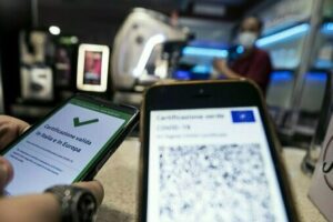 Covid, Super Green Pass da domani e fino al 15 gennaio: le regole per il ‘rafforzato’ e quello ‘base’