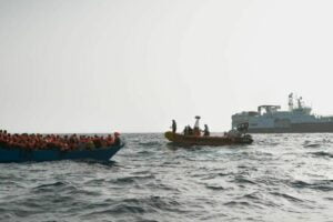 Migranti, in mille al largo delle coste catanesi attendono porto sicuro: il naufrago più giovane ha due settimane