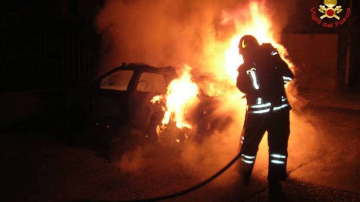 Adrano, auto incendiata in via Calcagno: incerta la matrice del rogo