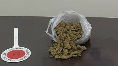 Paternò: dentro l’auto moglie, figli e mezzo kg di marijuana: 37enne arrestato in flagranza