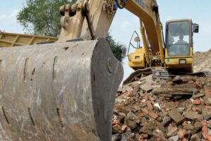 Maniace, ruspe in azione per demolire costruzione abusiva in c.da Petrosino: ordine della Procura