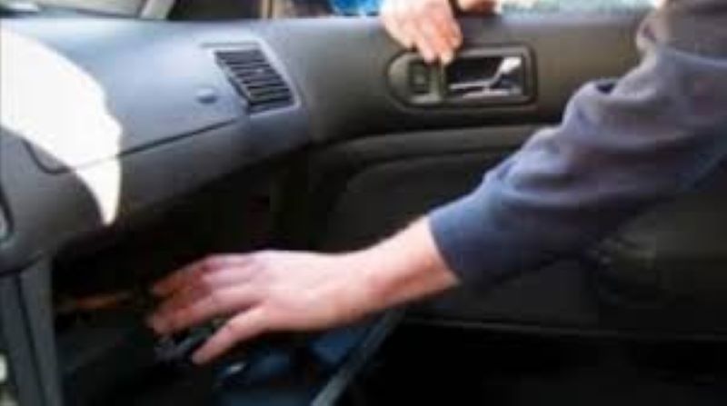 Adrano, ruba borsello da un’auto con il conducente a bordo: 55enne denunciato