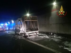Catania, autofurgone s’incendia nella galleria ‘Gagliano 2’ della Tangenziale: non ci sono feriti