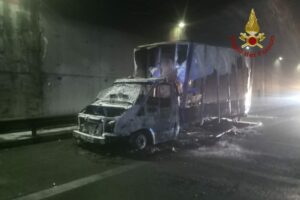 Catania, autofurgone s’incendia nella galleria ‘Gagliano 2’ della Tangenziale: non ci sono feriti