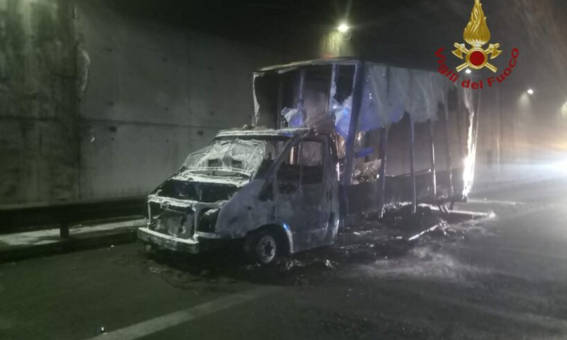 Catania, autofurgone s’incendia nella galleria ‘Gagliano 2’ della Tangenziale: non ci sono feriti
