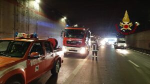 Catania, autofurgone s’incendia nella galleria ‘Gagliano 2’ della Tangenziale: non ci sono feriti