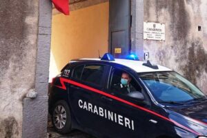 Catania, pedina il figlio e fa arrestare il suo pusher: trovati marijuana e soldi