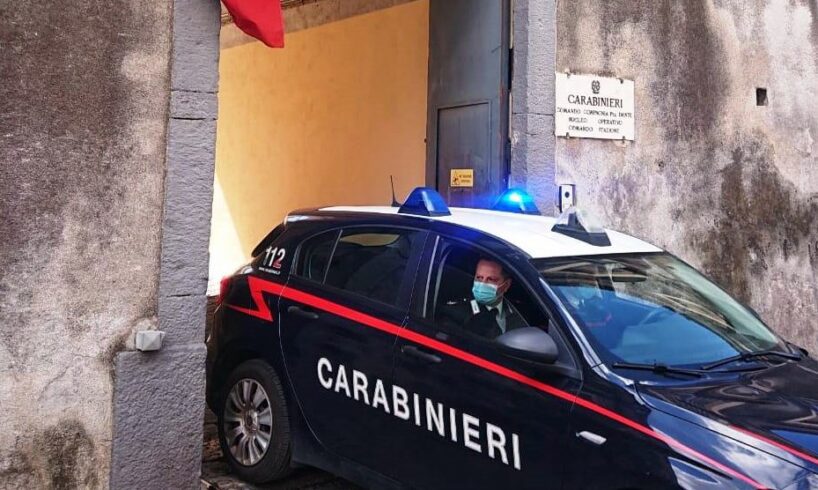 Catania, pedina il figlio e fa arrestare il suo pusher: trovati marijuana e soldi