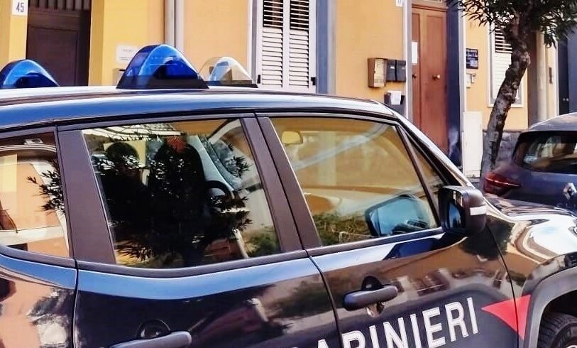 Pedara, l’ambulante perde le staffe durante i controlli e lancia 60 kg di mele e 80 kg di uva contro i vigili urbani: arrestato