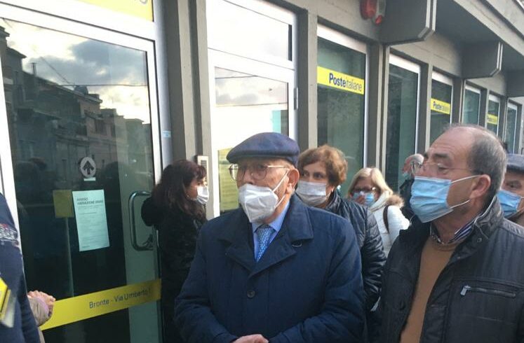 Bronte, lunghe code all’ufficio postale ed esplode la rabbia del sindaco e dei cittadini: “E’ una vergogna. Si intervenga subito”