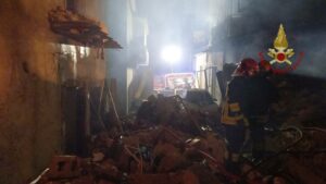 Ravanusa, fuga di gas provoca esplosione: crolla palazzina di 4 piani. Due morti e sette dispersi