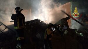 Ravanusa, fuga di gas provoca esplosione: crolla palazzina di 4 piani. Due morti e sette dispersi