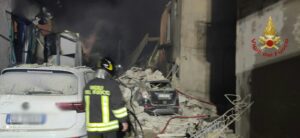 Ravanusa, fuga di gas provoca esplosione: crolla palazzina di 4 piani. Due morti e sette dispersi