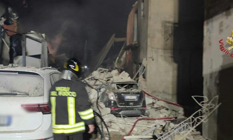 Ravanusa, fuga di gas provoca esplosione: crolla palazzina di 4 piani. Due morti e sette dispersi