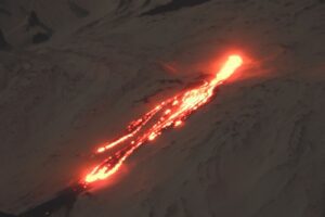 Etna, solo magma e niente attività esplosiva dalla nuova bocca effusiva: a quota 2100 mt