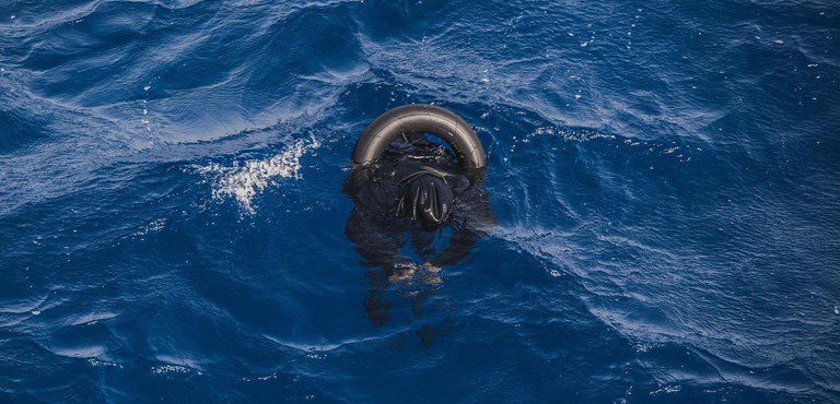 Migranti, sbarchi a Lampedusa: barca si capovolge e muore donna. Il sindaco: “Tragedia che si poteva evitare”