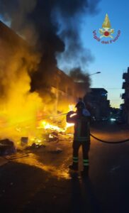 Catania, incendio vicino a discarica abusiva lambisce varie auto: fiamme ‘bloccate’ in tempo