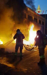 Catania, incendio vicino a discarica abusiva lambisce varie auto: fiamme ‘bloccate’ in tempo