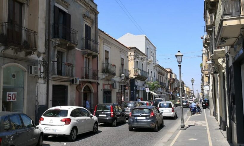 Adrano, giovane straniero aggredito in corso Garibaldi: denunciate due persone, uno è minorenne