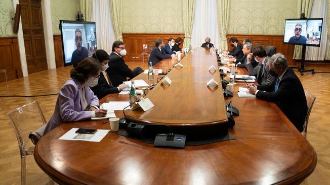 Covid, niente quarantena precauzionale per chi ha terza dose o due da meno di 4 mesi: il decreto del Cdm