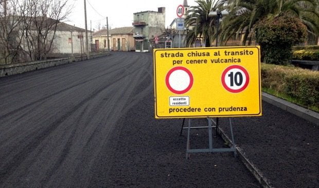 Etna, altri 5,7 mln dalla Regione per la rimozione della cenere vulcanica: la ripartizione tra i comuni