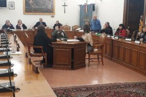 Paternò, in Consiglio polemica rovente tra Naso e l’opposizione: stasera nuova seduta dopo bagarre per richiesta rinvio