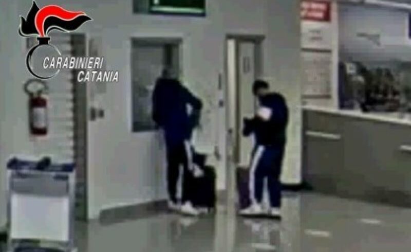 Catania, ‘alleggeriscono’ lo zaino trovato sull’aereo e poi fingono ritrovamento: denunciati