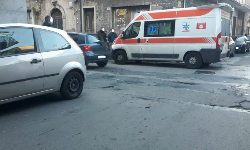 Paternò, 2 auto si scontrano tra le vie Piave e Canonico Renna: una donna ferita in maniera non grave