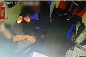 Vaccino ‘a salve’, 3 fermati dalla Digos: c’è anche il leader No Vax Accetta. In un video infermiera svuota siringa
