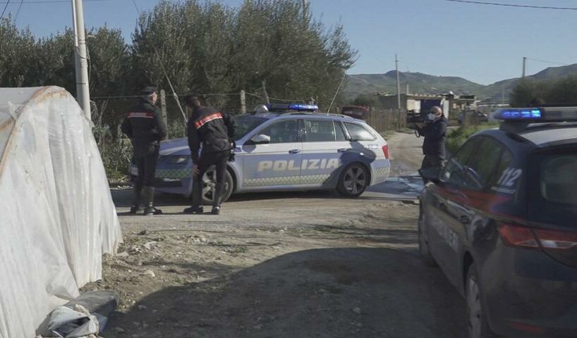 Licata, 48enne uccide 4 familiari e poi si suicida: l’ultimo sparo mentre parla con i carabinieri