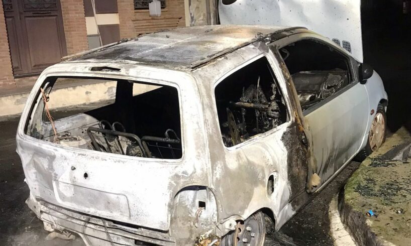 Paternò, incendio auto in via Gaudio dopo la mezzanotte: incerte le cause del rogo