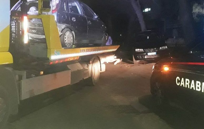 Paternò, Opel Corsa si scontra con auto in via Alcide De Gasperi: il conducente fugge via