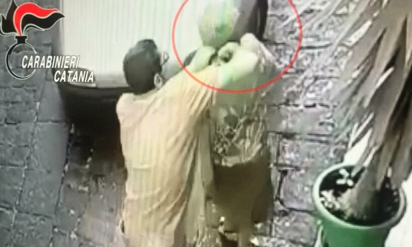Adrano, 55enne aggredì a Bronte anziana per strapparle collanina: filmati di videosorveglianza lo inchiodano (VIDEO)