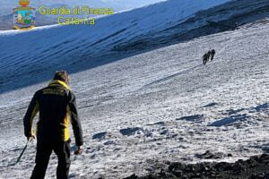 Etna, due escursionisti salvati dal Soccorso alpino Gdf: uno era scivolato sul canalone della Montagnola