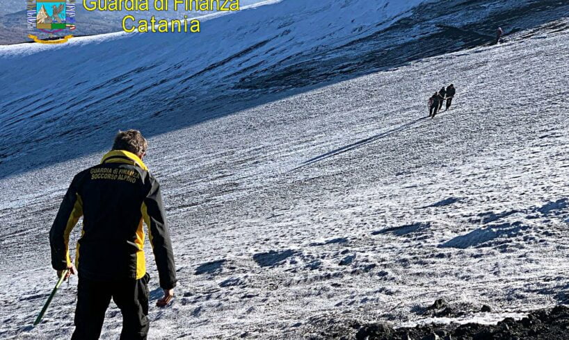 Etna, due escursionisti salvati dal Soccorso alpino Gdf: uno era scivolato sul canalone della Montagnola