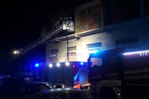 Paternò, fiamme al primo piano dell’ex Albergo Sicilia: gli occupanti abusivi sono scappati