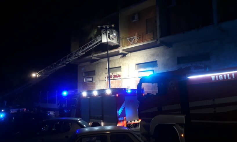 Paternò, fiamme al primo piano dell’ex Albergo Sicilia: gli occupanti abusivi sono scappati