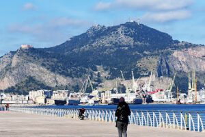 Palermo, ciclista e carabiniere salvano donna che vuole suicidarsi: nei pressi del belvedere di Montepellegrino