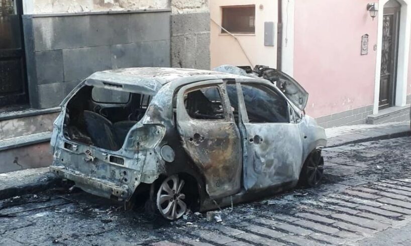 Motta S. Anastasia, incendi distruggono due auto: erano parcheggiate in via Vittorio Emanuele