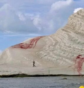 Rosso sangue: la ferita insensata sulla Scala dei Turchi di Agrigento