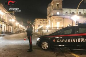Giarre, bisca clandestina in casa organizzata da madre e figlio: 17 persone denunciate