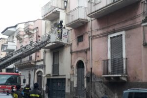 Paternò, caduta calcinacci in via Canonico Renna: cede parte bassa di un ballatoio